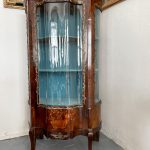 Riekstakoka Vitrīna ar Marquetry Intarsiju, Izliektu Stiklu un Bronzas Ormolu — Luija XV stils, Francija, ap 1880.–1900. (2420)