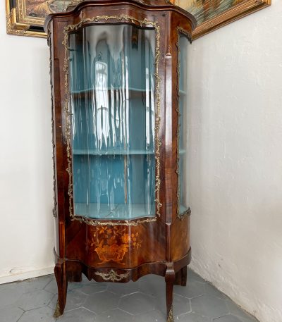 Valnød Vitrine med Marquetry, Buet Glas og Ormolu - Louis XV stil