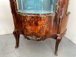 Riekstakoka Vitrīna ar Marquetry Intarsiju, Izliektu Stiklu un Bronzas Ormolu — Luija XV stils, Francija, ap 1880.–1900. (2420) - Image 8