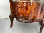 Riekstakoka Vitrīna ar Marquetry Intarsiju, Izliektu Stiklu un Bronzas Ormolu — Luija XV stils, Francija, ap 1880.–1900. (2420) - Image 10