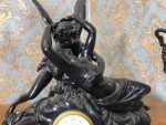 Antīks franču kamīna pulkstenis un vāzes "Amour et Psyche" — Napoleona III stilā (canova antique garniture clock set) (326) - Image 2