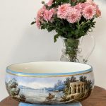 Porcelāna Bīdermeiera stila kašpo ar panorāmisku Romantisma ainavu — Vācija vai Bohēmija, ap 1850.–1880. Porcelāna Kašpo Gaiši Zilā Krāsā, Vidēji Liela Izmēra, Smags Pēc Svara (5013)