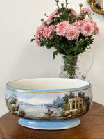 Porcelāna Bīdermeiera stila kašpo ar panorāmisku Romantisma ainavu — Vācija vai Bohēmija, ap 1850.–1880. Porcelāna Kašpo Gaiši Zilā Krāsā, Vidēji Liela Izmēra, Smags Pēc Svara (5013)