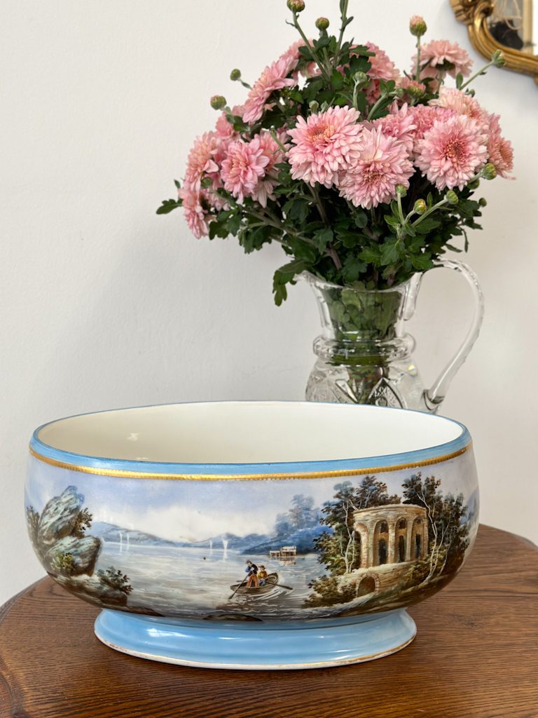 Porcelāna Bīdermeiera stila kašpo ar panorāmisku Romantisma ainavu — Vācija vai Bohēmija, ap 1850.–1880. Porcelāna Kašpo Gaiši Zilā Krāsā, Vidēji Liela Izmēra, Smags Pēc Svara (5013) - Image 1