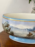 Porcelāna Bīdermeiera stila kašpo ar panorāmisku Romantisma ainavu — Vācija vai Bohēmija, ap 1850.–1880. Porcelāna Kašpo Gaiši Zilā Krāsā, Vidēji Liela Izmēra, Smags Pēc Svara (5013) - Image 7