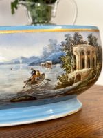 Porcelāna Bīdermeiera stila kašpo ar panorāmisku Romantisma ainavu — Vācija vai Bohēmija, ap 1850.–1880. Porcelāna Kašpo Gaiši Zilā Krāsā, Vidēji Liela Izmēra, Smags Pēc Svara (5013) - Image 4