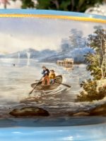 Porcelāna Bīdermeiera stila kašpo ar panorāmisku Romantisma ainavu — Vācija vai Bohēmija, ap 1850.–1880. Porcelāna Kašpo Gaiši Zilā Krāsā, Vidēji Liela Izmēra, Smags Pēc Svara (5013) - Image 5