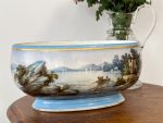 Porcelāna Bīdermeiera stila kašpo ar panorāmisku Romantisma ainavu — Vācija vai Bohēmija, ap 1850.–1880. Porcelāna Kašpo Gaiši Zilā Krāsā, Vidēji Liela Izmēra, Smags Pēc Svara (5013) - Image 3