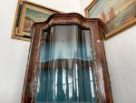 Riekstakoka Vitrīna ar Marquetry Intarsiju, Izliektu Stiklu un Bronzas Ormolu — Luija XV stils, Francija, ap 1880.–1900. (2420) - Image 11