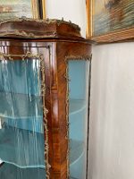 Riekstakoka Vitrīna ar Marquetry Intarsiju, Izliektu Stiklu un Bronzas Ormolu — Luija XV stils, Francija, ap 1880.–1900. (2420) - Image 15