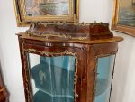 Riekstakoka Vitrīna ar Marquetry Intarsiju, Izliektu Stiklu un Bronzas Ormolu — Luija XV stils, Francija, ap 1880.–1900. (2420) - Image 14