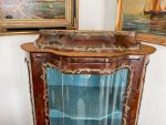 Riekstakoka Vitrīna ar Marquetry Intarsiju, Izliektu Stiklu un Bronzas Ormolu — Luija XV stils, Francija, ap 1880.–1900. (2420) - Image 13