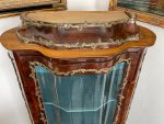 Riekstakoka Vitrīna ar Marquetry Intarsiju, Izliektu Stiklu un Bronzas Ormolu — Luija XV stils, Francija, ap 1880.–1900. (2420) - Image 16