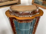 Riekstakoka Vitrīna ar Marquetry Intarsiju, Izliektu Stiklu un Bronzas Ormolu — Luija XV stils, Francija, ap 1880.–1900. (2420) - Image 17