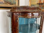 Riekstakoka Vitrīna ar Marquetry Intarsiju, Izliektu Stiklu un Bronzas Ormolu — Luija XV stils, Francija, ap 1880.–1900. (2420) - Image 12