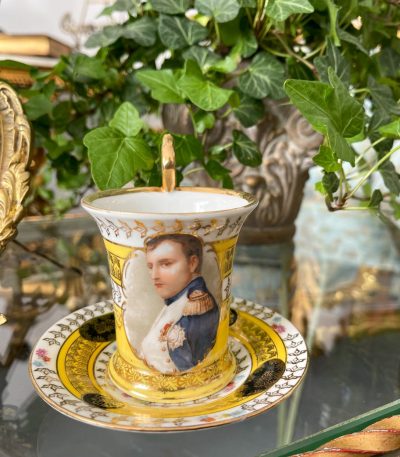 Antik porcelænskop og underkop med Napoleon-portræt i Empire-stil.