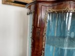 Riekstakoka Vitrīna ar Marquetry Intarsiju, Izliektu Stiklu un Bronzas Ormolu — Luija XV stils, Francija, ap 1880.–1900. (2420) - Image 18