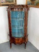 Riekstakoka Vitrīna ar Marquetry Intarsiju, Izliektu Stiklu un Bronzas Ormolu — Luija XV stils, Francija, ap 1880.–1900. (2420) - Image 4