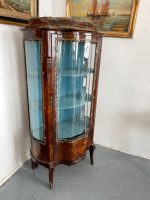 Riekstakoka Vitrīna ar Marquetry Intarsiju, Izliektu Stiklu un Bronzas Ormolu — Luija XV stils, Francija, ap 1880.–1900. (2420) - Image 5