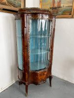 Riekstakoka Vitrīna ar Marquetry Intarsiju, Izliektu Stiklu un Bronzas Ormolu — Luija XV stils, Francija, ap 1880.–1900. (2420) - Image 6