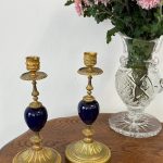 Maza Izmēra Franču Luija XVI stila Svečturu Pāris ar Porcelāna Detalizāciju, Viena Svecei, Viegli Pēc Svara (5168)