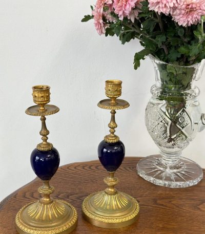 Maza franču Luija XVI stila svečturu pāra ar porcelāna detaļām, katrai 1 svecei.