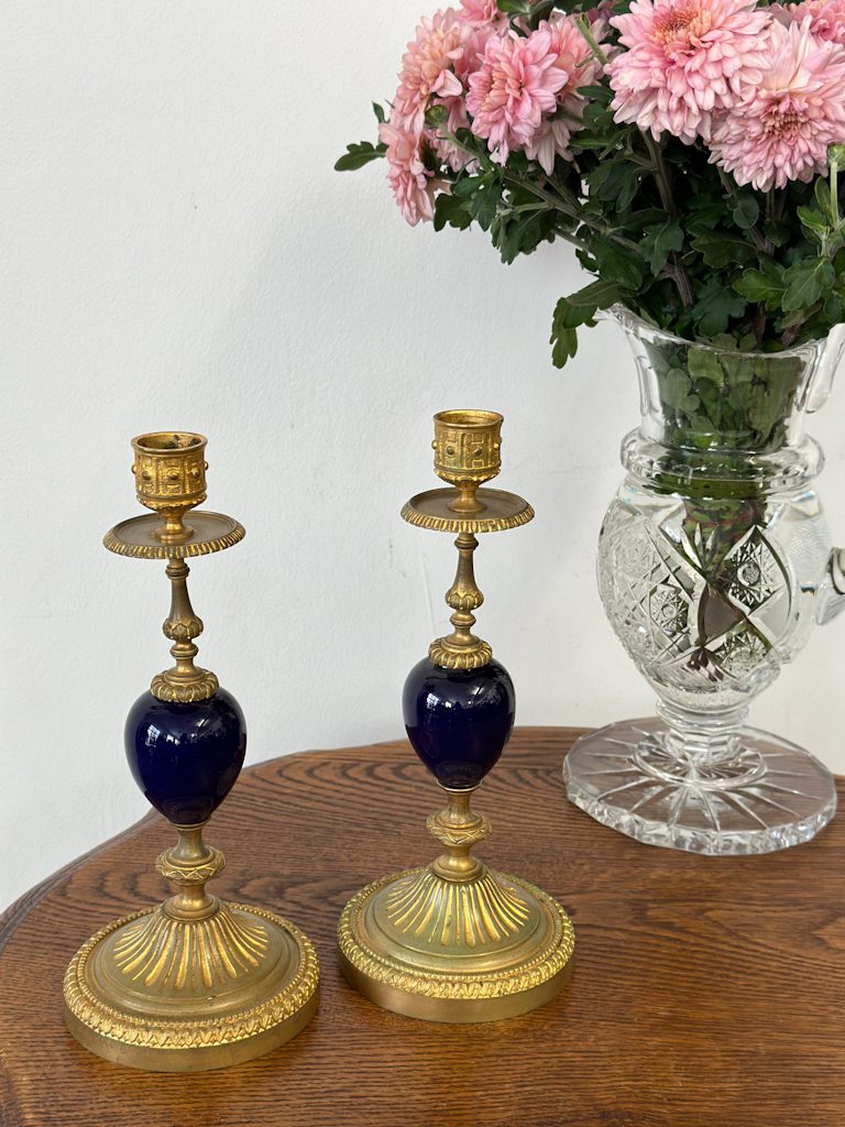 Maza Izmēra Franču Luija XVI stila Svečturu Pāris ar Porcelāna Detalizāciju, Viena Svecei, Viegli Pēc Svara (5168) - Image 1