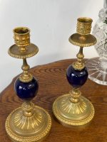 Maza Izmēra Franču Luija XVI stila Svečturu Pāris ar Porcelāna Detalizāciju, Viena Svecei, Viegli Pēc Svara (5168) - Image 4