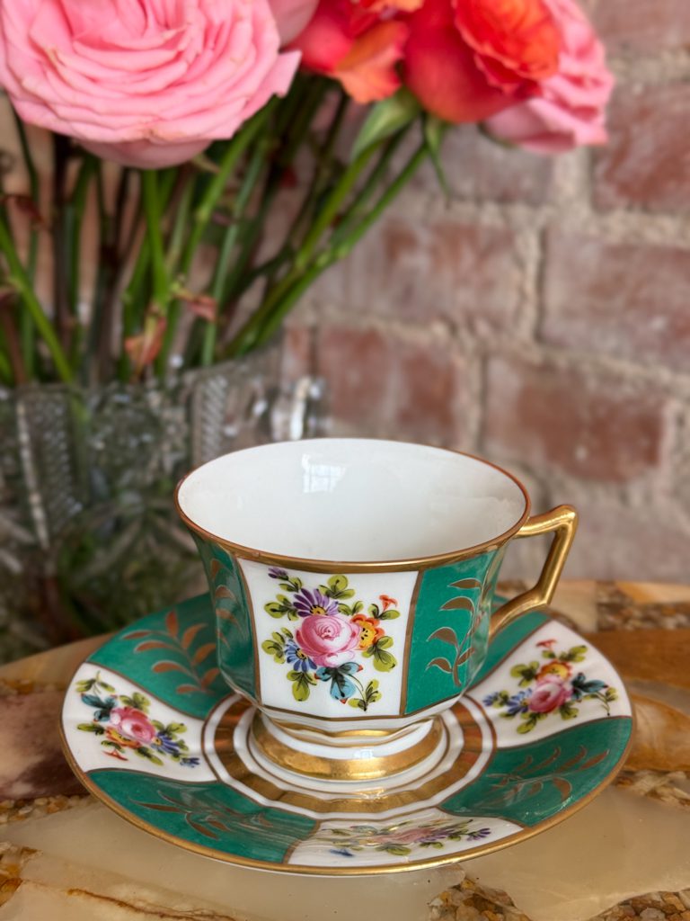 Porcelāna Krūzīte Zaļā Krāsā ar Ziedu Detalizāciju, Vidēja Izmēra (5398) - Image 1