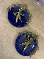 Ekskluzīvs antīks kobalta porcelāna sienas šķīvis ar bronzas uzlikām "Eņģelītis ar putnu" — ap 1900. gadu (Skaistais laikmets / Belle Époque), neliela izmēra, pieejami 2gab (6162) - Image 3