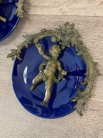Ekskluzīvs antīks kobalta porcelāna sienas šķīvis ar bronzas uzlikām "Eņģelītis ar putnu" — ap 1900. gadu (Skaistais laikmets / Belle Époque), neliela izmēra, pieejami 2gab (6162) - Image 9