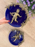 Ekskluzīvs antīks kobalta porcelāna sienas šķīvis ar bronzas uzlikām "Eņģelītis ar putnu" — ap 1900. gadu (Skaistais laikmets / Belle Époque), neliela izmēra, pieejami 2gab (6162) - Image 2