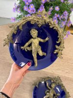 Ekskluzīvs antīks kobalta porcelāna sienas šķīvis ar bronzas uzlikām "Eņģelītis ar putnu" — ap 1900. gadu (Skaistais laikmets / Belle Époque), neliela izmēra, pieejami 2gab (6162) - Image 5