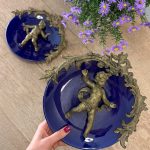 Ekskluzīvs antīks kobalta porcelāna sienas šķīvis ar bronzas uzlikām "Eņģelītis ar putnu" — ap 1900. gadu (Skaistais laikmets / Belle Époque), neliela izmēra, pieejami 2gab (6162)