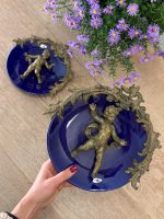 Ekskluzīvs antīks kobalta porcelāna sienas šķīvis ar bronzas uzlikām "Eņģelītis ar putnu" — ap 1900. gadu (Skaistais laikmets / Belle Époque), neliela izmēra, pieejami 2gab (6162)