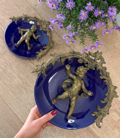 Antik koboltblåt porcelænsfad med bronze, "Amor med fugl"