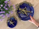 Ekskluzīvs antīks kobalta porcelāna sienas šķīvis ar bronzas uzlikām "Eņģelītis ar putnu" — ap 1900. gadu (Skaistais laikmets / Belle Époque), neliela izmēra, pieejami 2gab (6162) - Image 6
