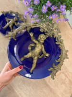 Ekskluzīvs antīks kobalta porcelāna sienas šķīvis ar bronzas uzlikām "Eņģelītis ar putnu" — ap 1900. gadu (Skaistais laikmets / Belle Époque), neliela izmēra, pieejami 2gab (6162) - Image 4