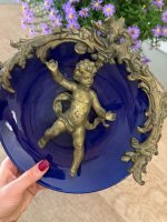 Ekskluzīvs antīks kobalta porcelāna sienas šķīvis ar bronzas uzlikām "Eņģelītis ar putnu" — ap 1900. gadu (Skaistais laikmets / Belle Époque), neliela izmēra, pieejami 2gab (6162) - Image 7