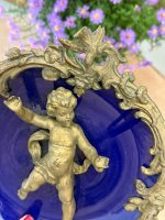 Ekskluzīvs antīks kobalta porcelāna sienas šķīvis ar bronzas uzlikām "Eņģelītis ar putnu" — ap 1900. gadu (Skaistais laikmets / Belle Époque), neliela izmēra, pieejami 2gab (6162) - Image 11