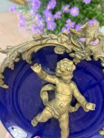 Ekskluzīvs antīks kobalta porcelāna sienas šķīvis ar bronzas uzlikām "Eņģelītis ar putnu" — ap 1900. gadu (Skaistais laikmets / Belle Époque), neliela izmēra, pieejami 2gab (6162) - Image 10