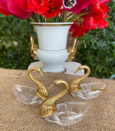 3 miniature svane figurer med gulddetaljer og lille ske