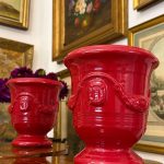 Anduze Urna Sarkanā Glazūrā — Tradicionālā Francijas Dienvidu Keramika, Terre Figuière Anduze Manufaktūra, Francija, 20. gs., franču keramikas kašpo, puķpodi, pieejami 2gabali (6055)