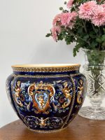 Fajansa kašpo ar putti un grotesku dekoru Renaissance Revival stilā — Gien manufaktūra, Francija, ap 1880.–1920. "Gien" Kašpo, Vidēja Izmēra (5165) - Image 3