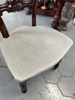 Krēsls ar Skaistiem Kokgriezumiem, Gaišš, Zilgani Pelēks Audums (4280) - Image 6