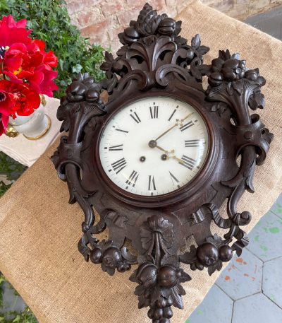 Elegant vægur med udskæringer i biedermeier-stil, mørkt træ, blomster og frugt