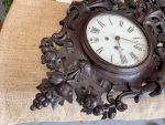 Grezns sienas pulkstenis ar augstvērtīgiem kokgriezumiem — bīdermeijera stilā, (Elegant Wooden Wall Clock with Exquisite Carvings — Biedermeier Style) (3197) - Image 6