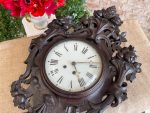 Grezns sienas pulkstenis ar augstvērtīgiem kokgriezumiem — bīdermeijera stilā, (Elegant Wooden Wall Clock with Exquisite Carvings — Biedermeier Style) (3197) - Image 3