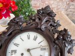 Grezns sienas pulkstenis ar augstvērtīgiem kokgriezumiem — bīdermeijera stilā, (Elegant Wooden Wall Clock with Exquisite Carvings — Biedermeier Style) (3197) - Image 4