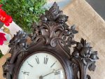 Grezns sienas pulkstenis ar augstvērtīgiem kokgriezumiem — bīdermeijera stilā, (Elegant Wooden Wall Clock with Exquisite Carvings — Biedermeier Style) (3197) - Image 5